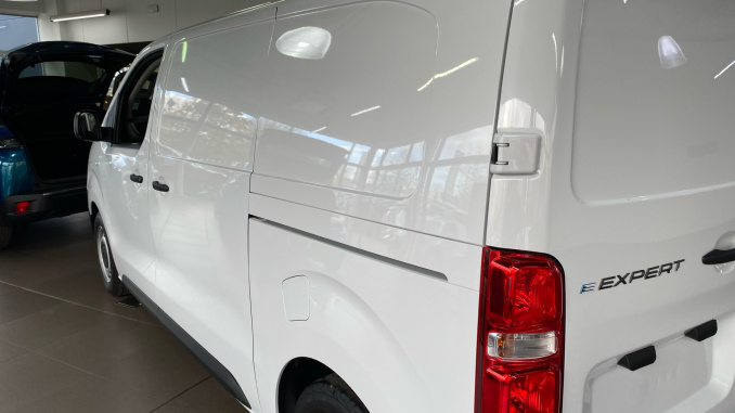 Peugeot Expert E-Standard 1000 100kW 75kWh Professional Premium + Van Auto - Image 28